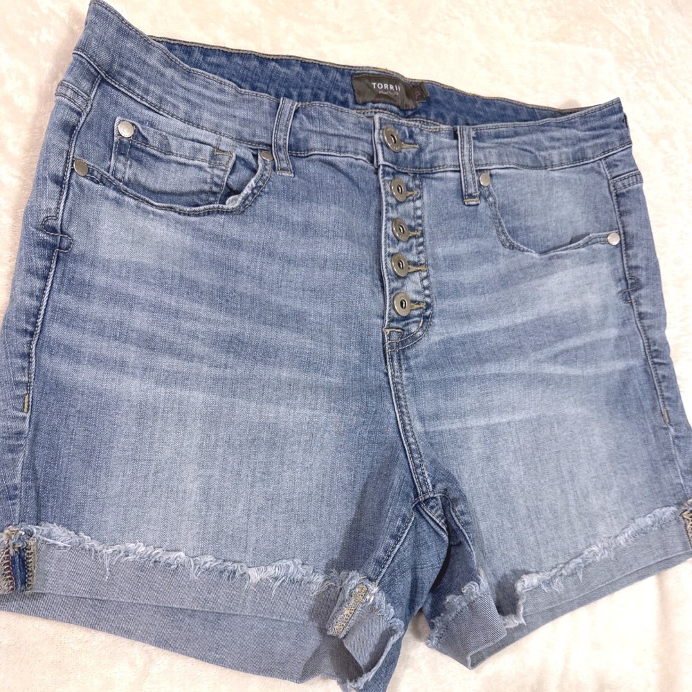 Torrid Womens Denim Shorts Size 12 Blue Button Fly Raw Cuffed Hem Light Wash - Picture 4 of 7